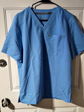 Fabletics Vital 1-Pocket Scrub Top Blue Size Medium